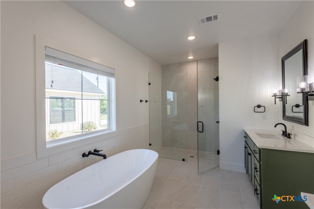 4324 Cedar Creek Road Temple, TX 76504 - Photo 18 of 45 a bathroom with a tub sink and mirror