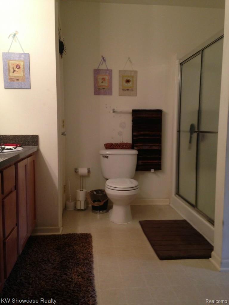 11854 Farmington Road Livonia, MI 48150 - Photo 8 of 14 MASTER BATHROOM