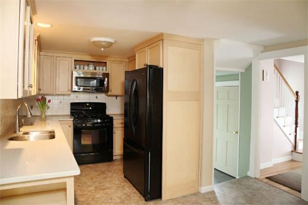 27 Davelin Road Wayland, MA 01778 - Photo 3 of 8 Gallery Image 3