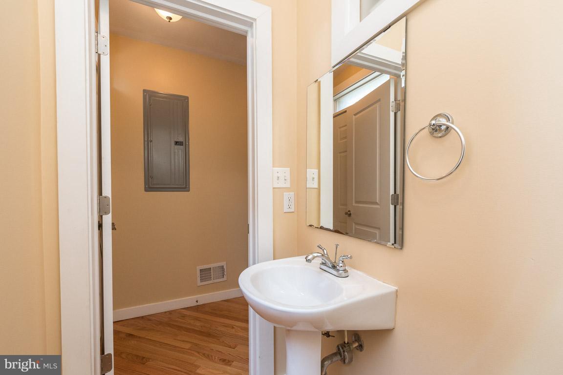 312 West 28th Street Baltimore, MD 21211 - Photo 13 of 29 1st Floor Powder Room
