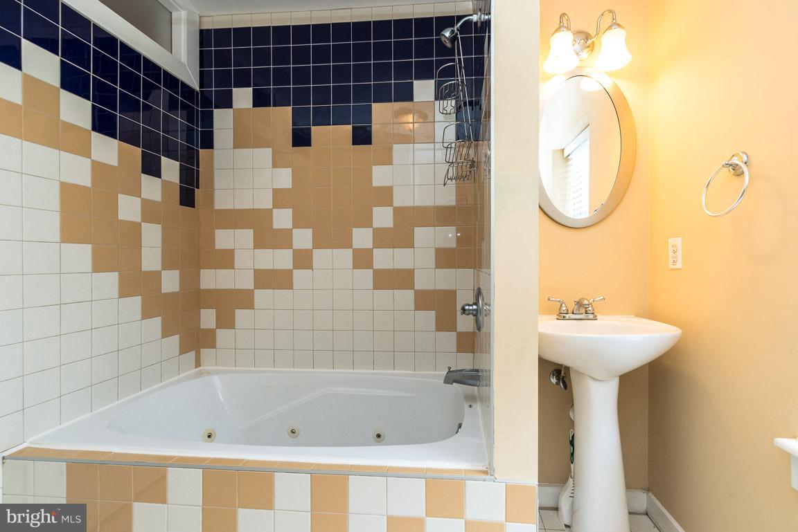 312 West 28th Street Baltimore, MD 21211 - Photo 17 of 29 Bathroom with Jetted Tub