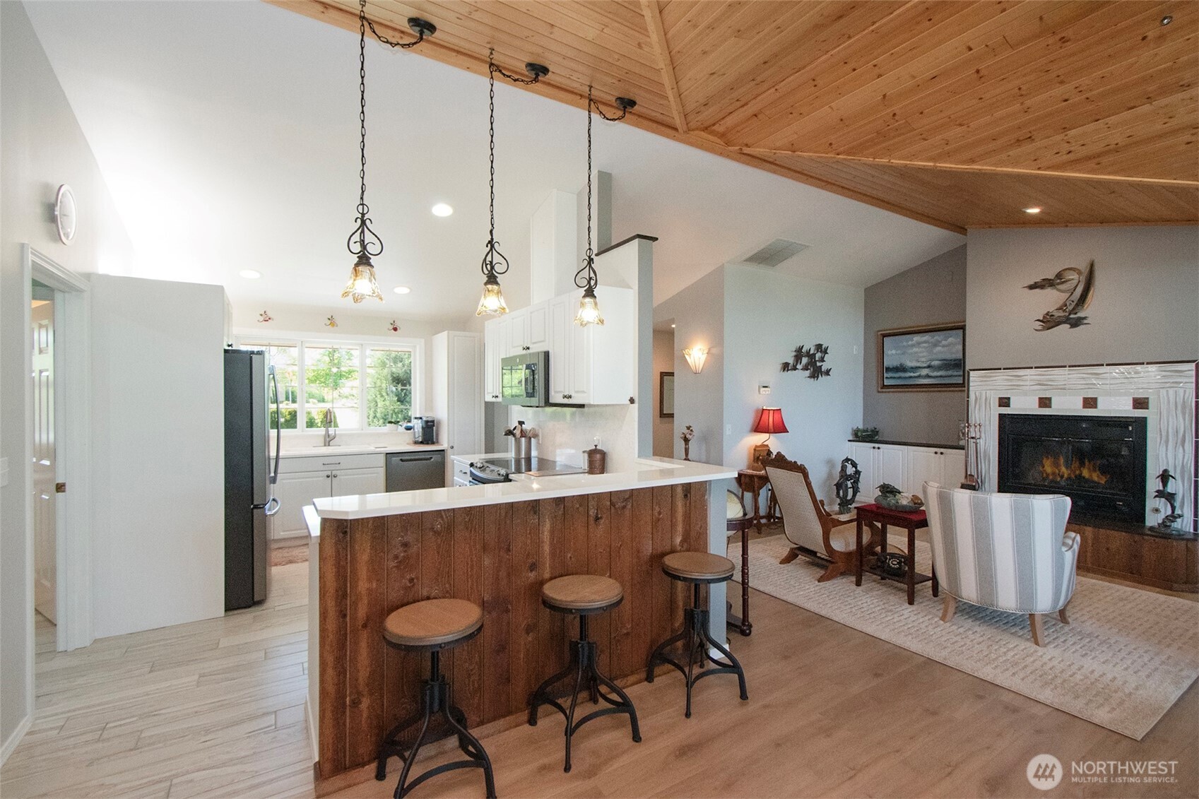 23 Pearl Place Sequim, WA 98382 - Photo 11 of 40 a large kitchen with a table and chairs