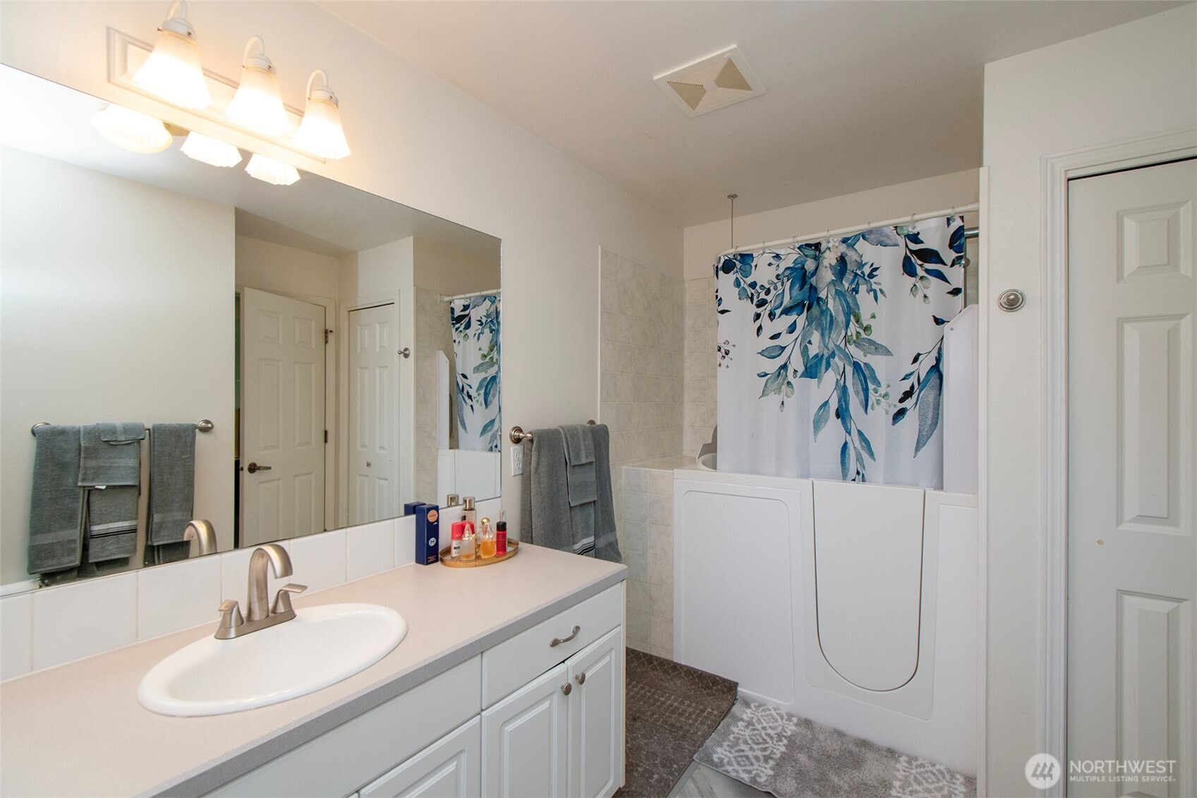23 Pearl Place Sequim, WA 98382 - Photo 22 of 40 a bathroom with a sink vanity and a mirror