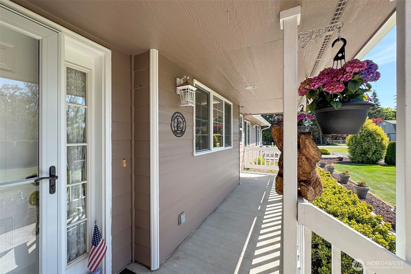 23 Pearl Place Sequim, WA 98382 - Photo 3 of 40 a hallway with beautiful flowers