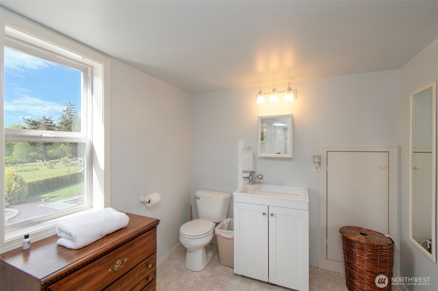 23 Pearl Place Sequim, WA 98382 - Photo 37 of 40 a spacious bathroom with a toilet sink and mirror