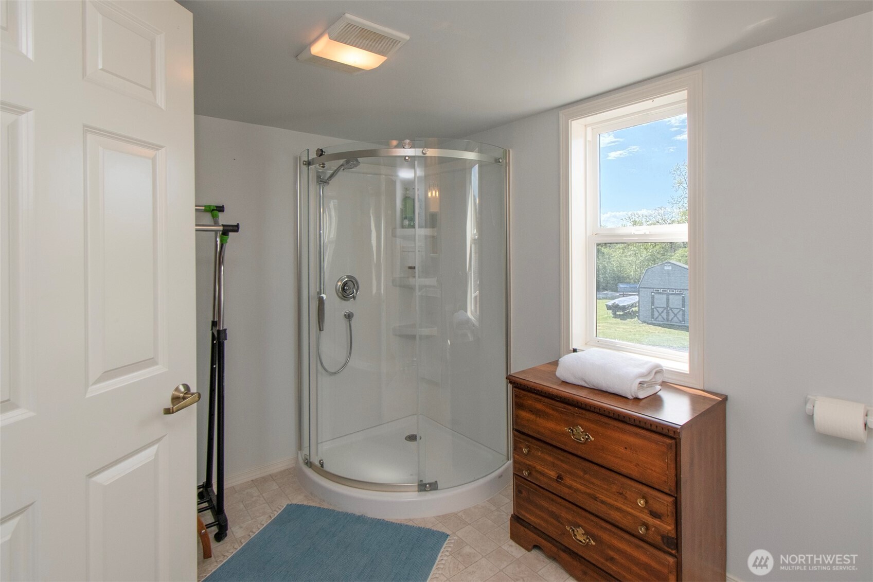 23 Pearl Place Sequim, WA 98382 - Photo 38 of 40 a bathroom with a shower a sink and a toilet