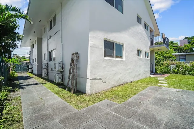 a view of backyard of the house