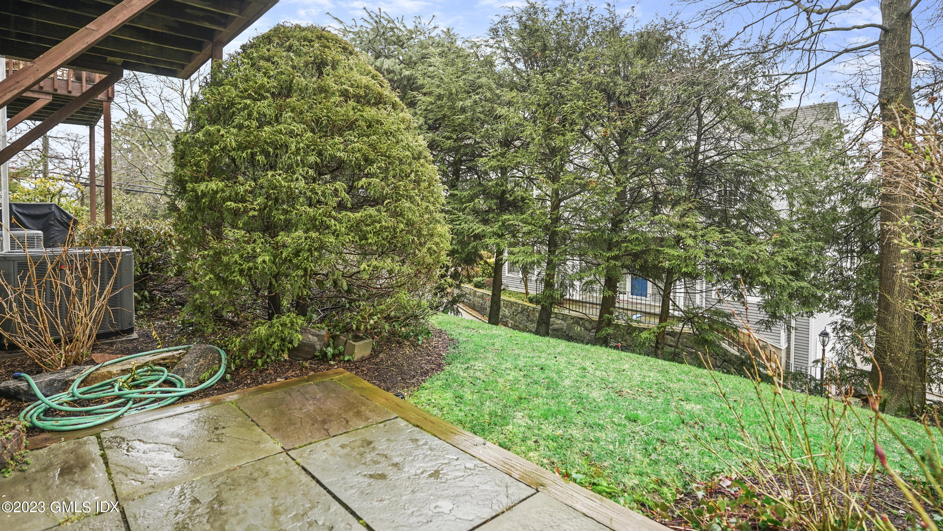 172 Field Point Road, Unit 2 Greenwich, CT 06830 - Photo 4 of 17 a view of backyard with plants and outdoor seating