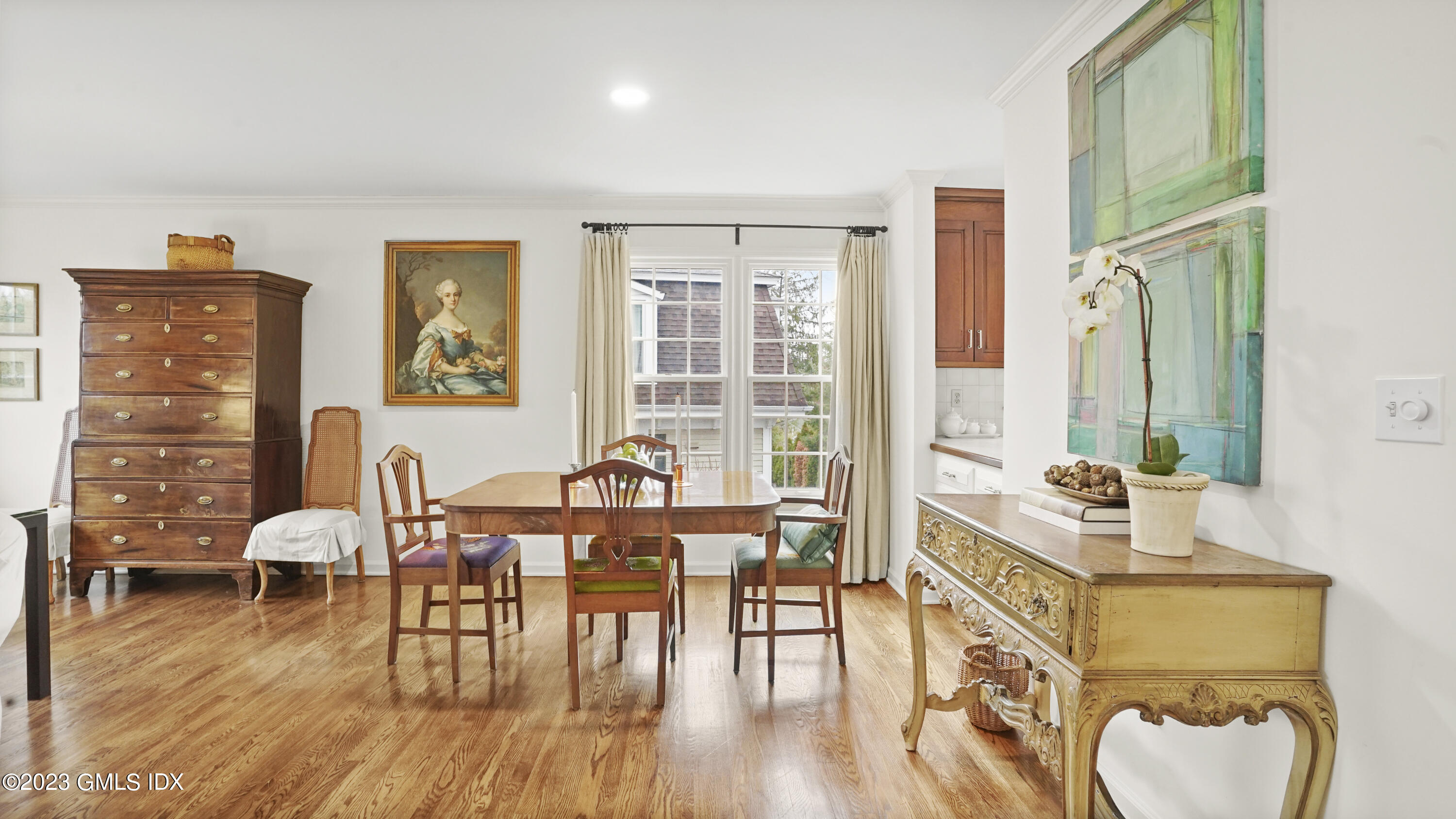 172 Field Point Road, Unit 2 Greenwich, CT 06830 - Photo 7 of 17 a living room with furniture and wooden floor