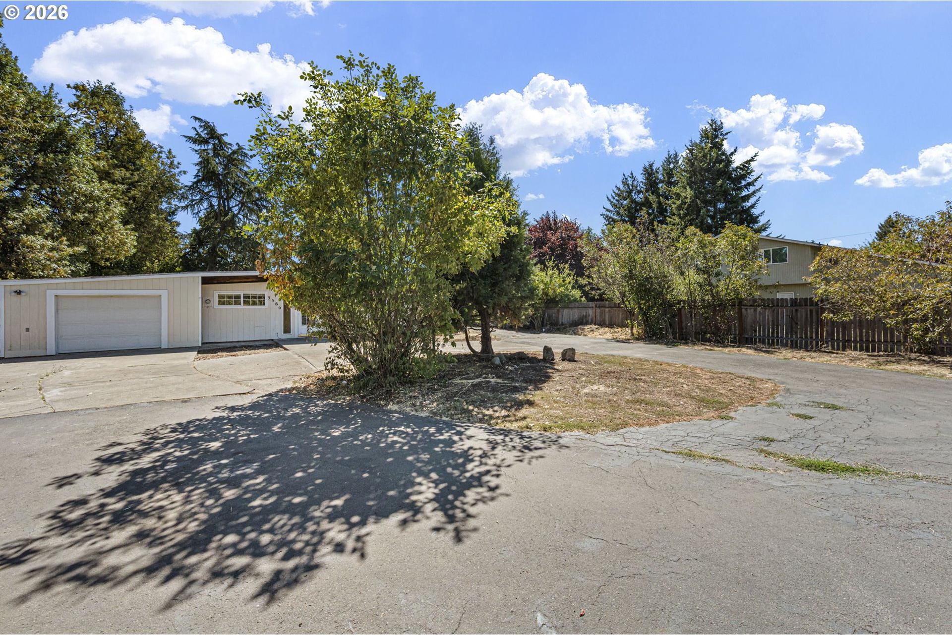 3560 Harlow Road Eugene, OR 97401 - Photo 25 of 32 Driveway