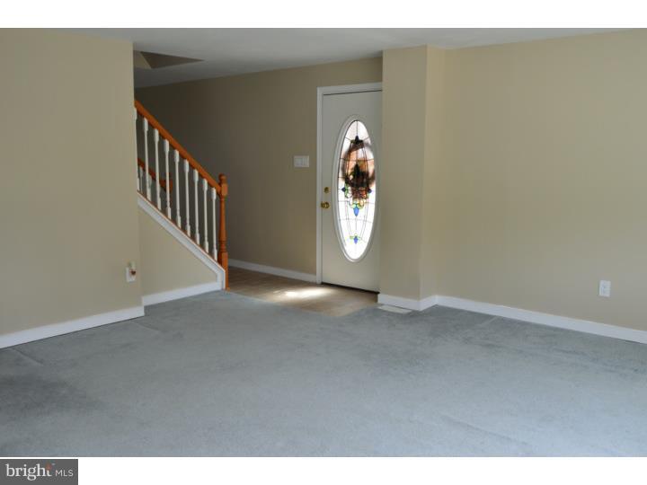 225 Ridgefield Road Philadelphia, PA 19154 - Photo 3 of 25 Living Room