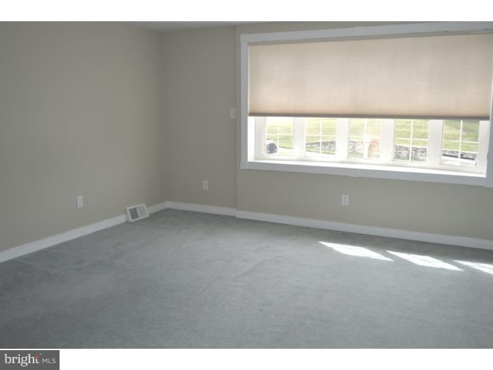 225 Ridgefield Road Philadelphia, PA 19154 - Photo 7 of 25 Living Room