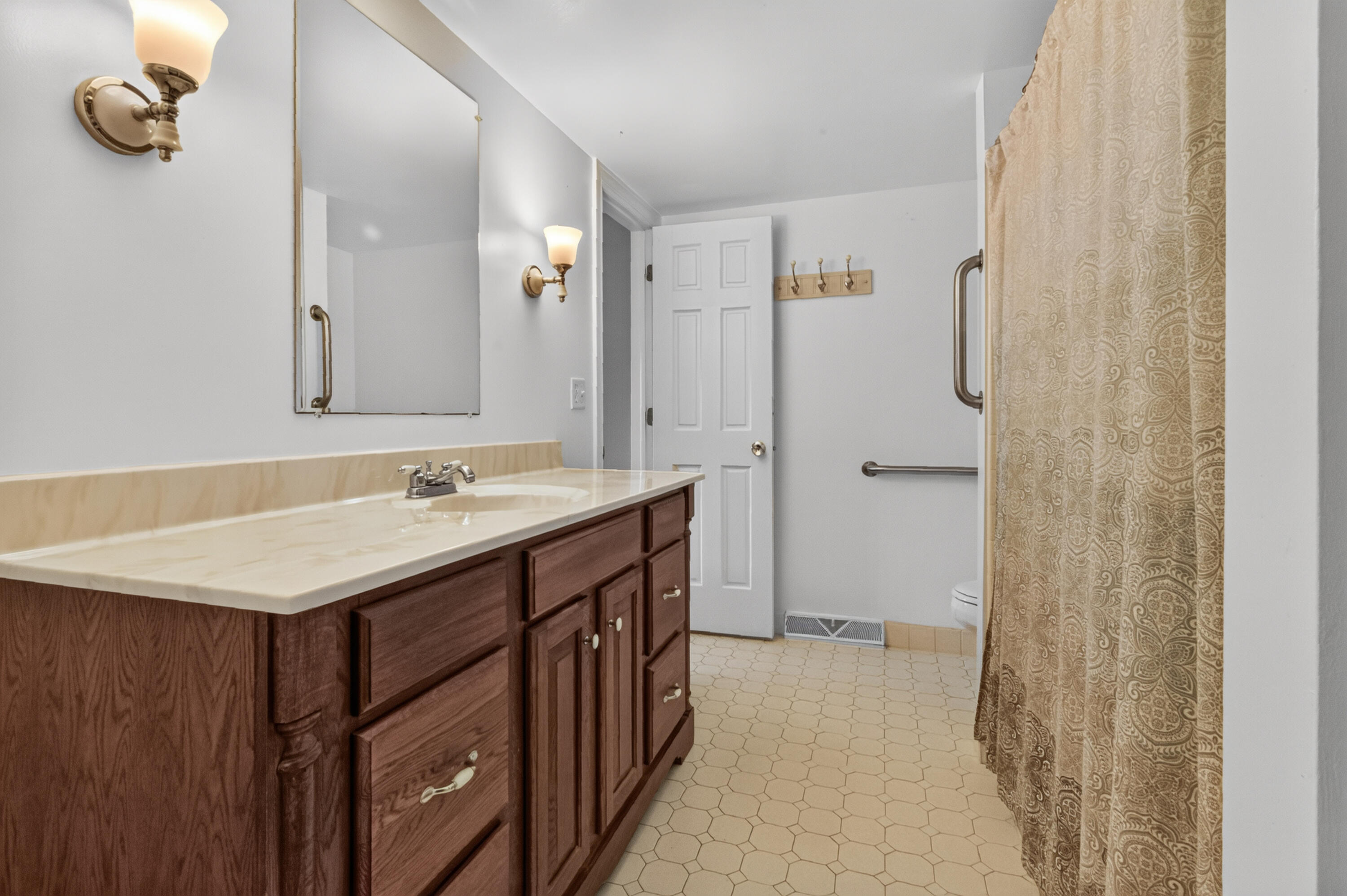 38112 87th Street Randall, WI 53105 - Photo 14 of 34 Primary Full Bath