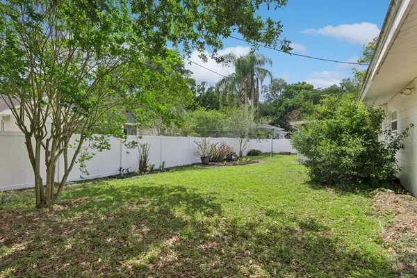 a view of a back yard