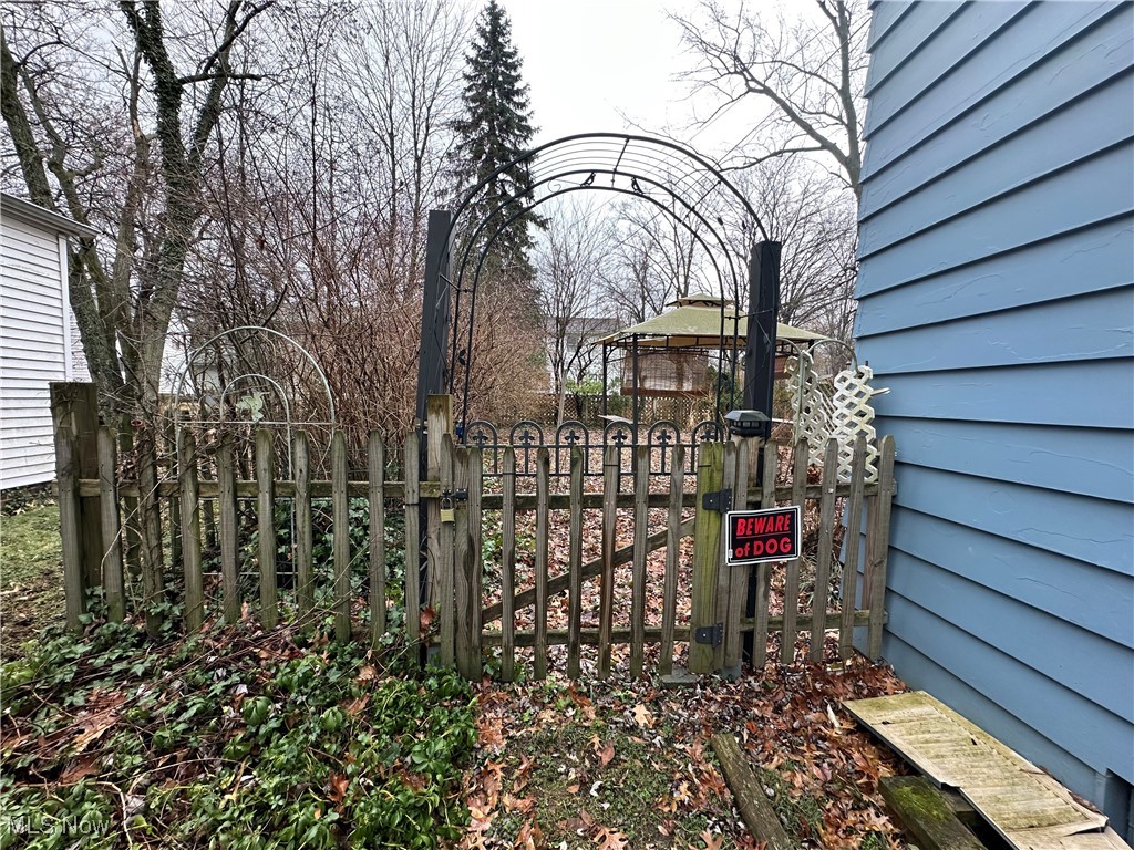 15892 Fenemore Road Cleveland, OH 44112 - Photo 7 of 48 View of entry gate the back yard