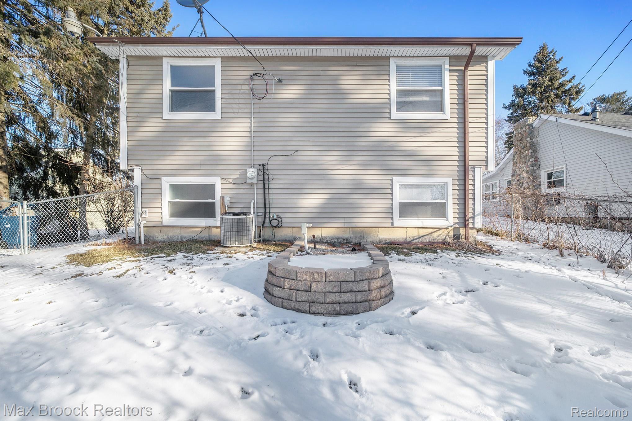 3823 Mapleleaf Road Waterford, MI 48328 - Photo 5 of 26 017A7059.jpg