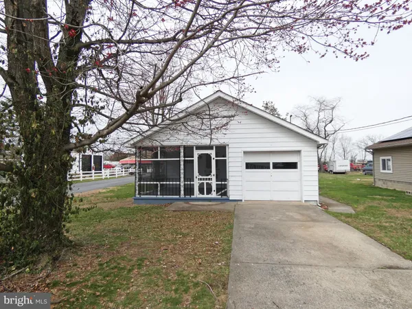 a view of a house with a yard and garage