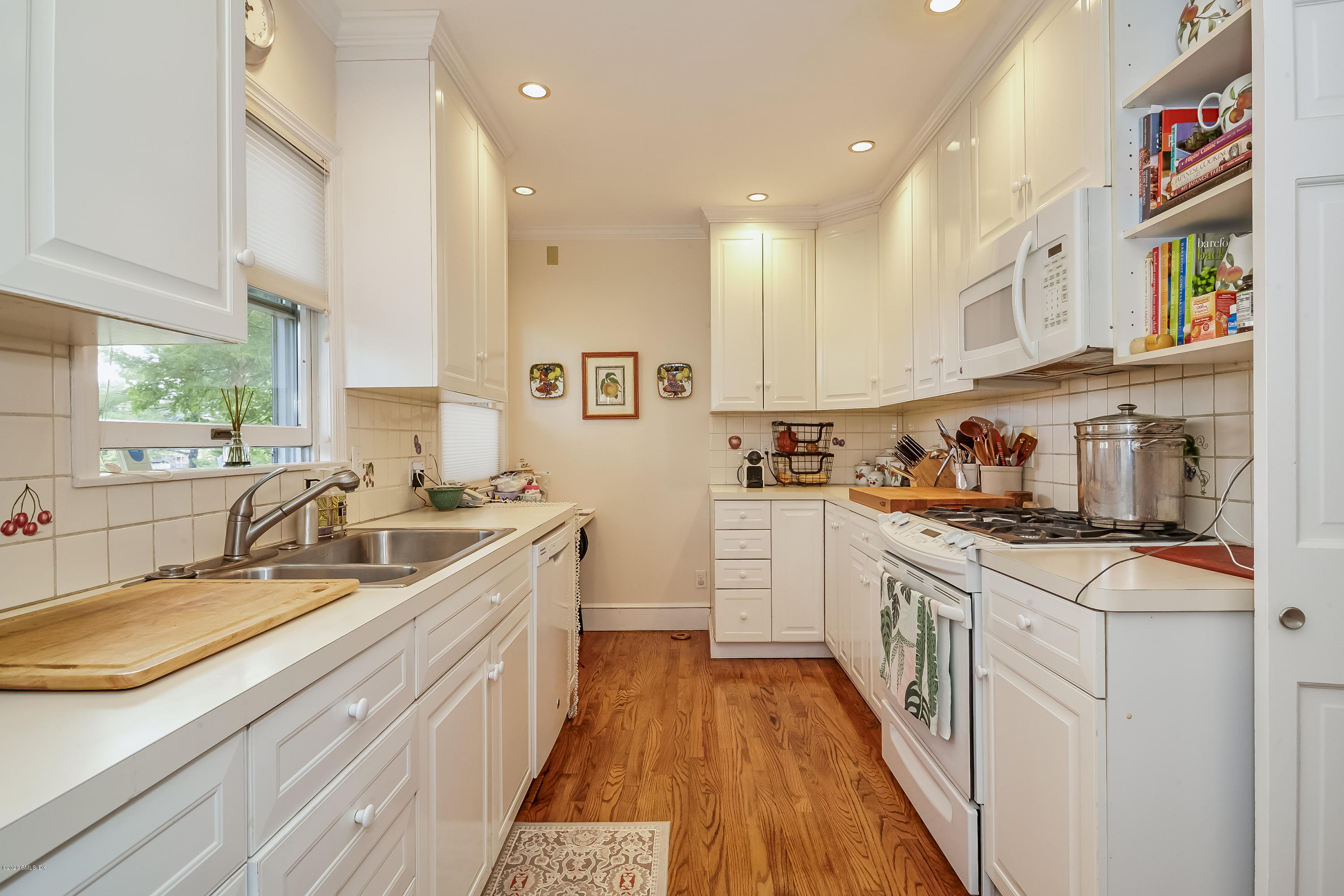 9 Sound View Terrace Greenwich, CT 06830 - Photo 15 of 37 Kitchen