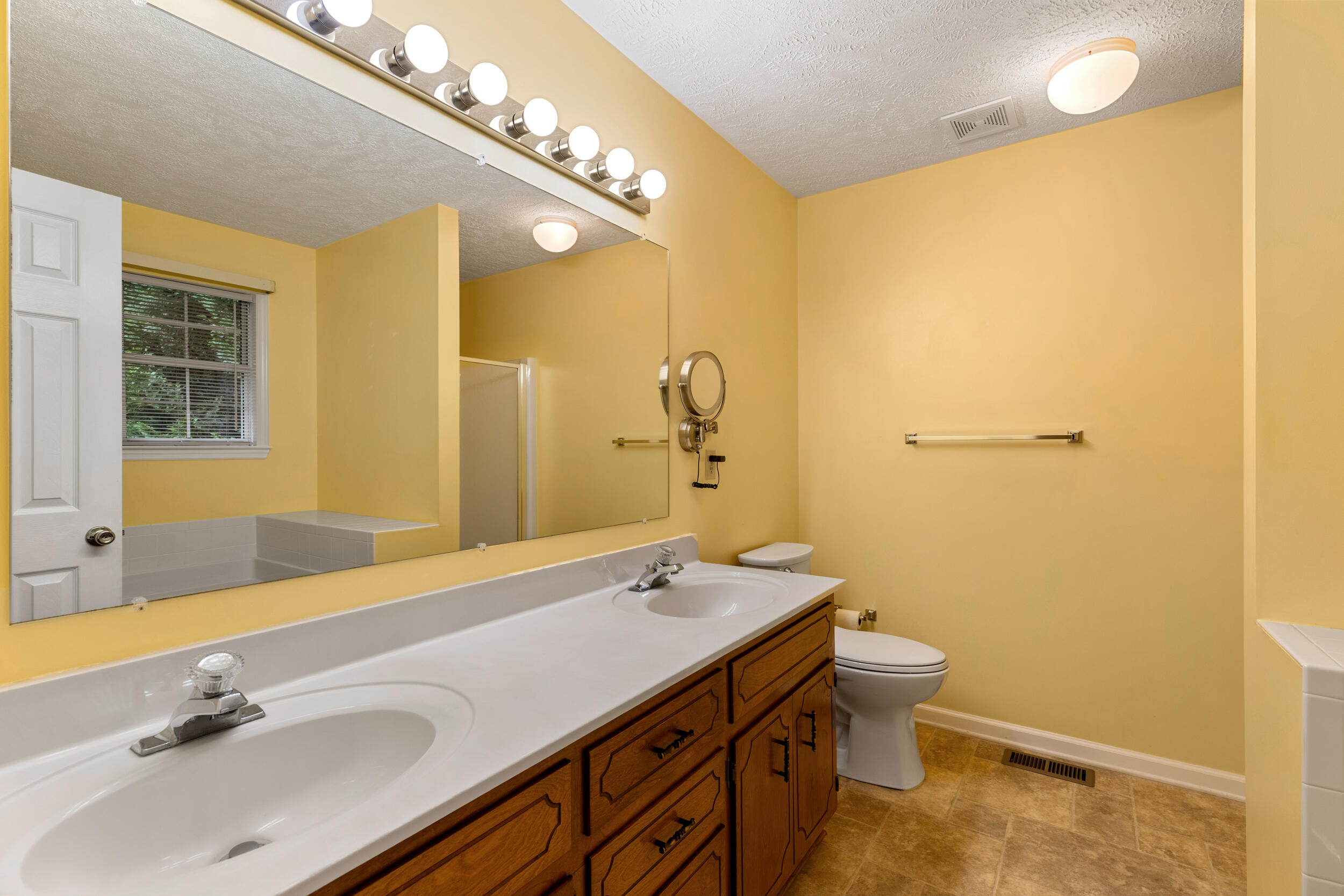 420 King Lane Thomson, GA 30824 - Photo 17 of 26 Primary Bathroom