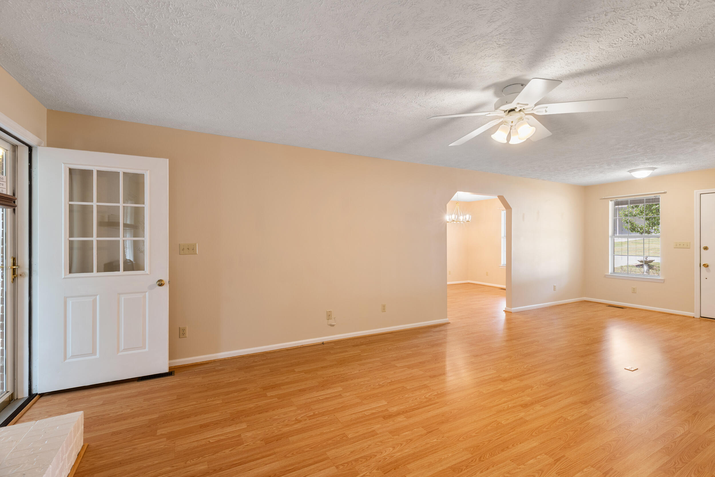 420 King Lane Thomson, GA 30824 - Photo 7 of 26 Living Room
