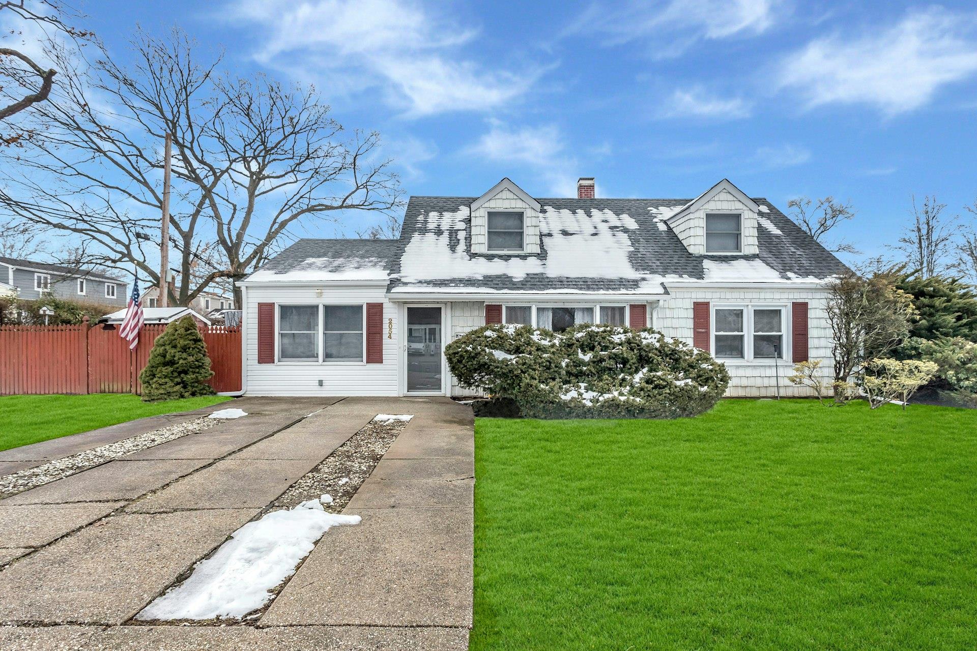 Cape cod home featuring a front lawn