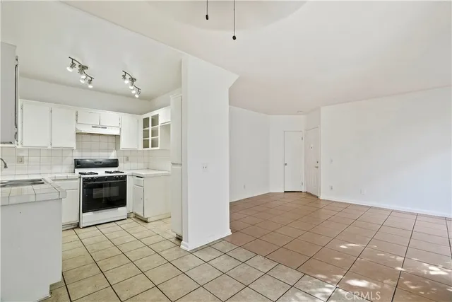 $417,000 | 11150 Glenoaks Boulevard, Unit 70, Pacoima, CA 91331