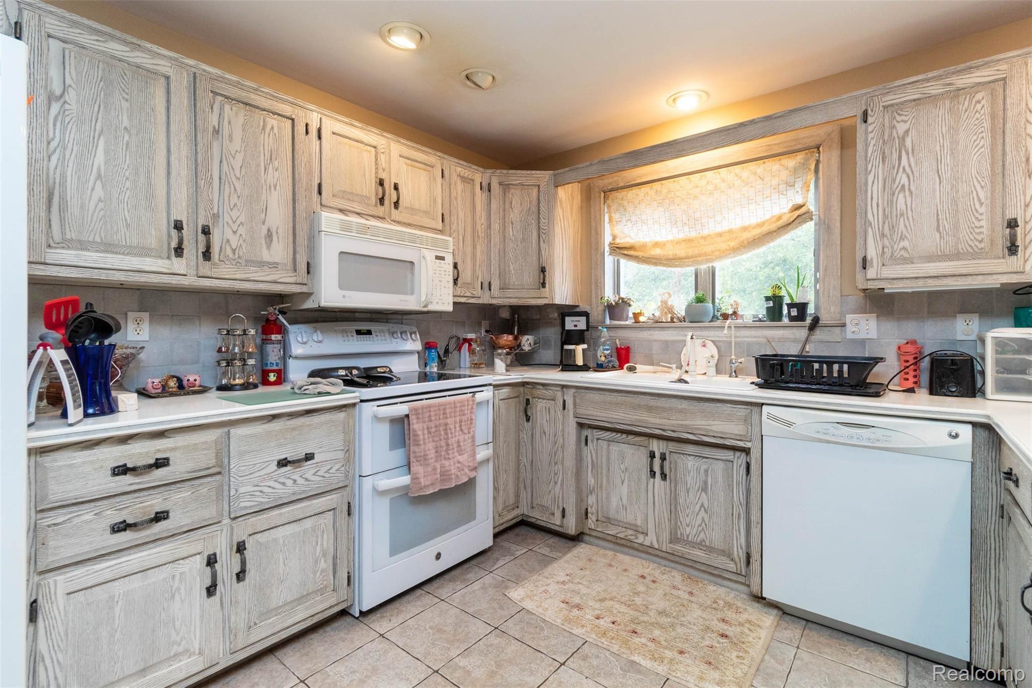 6280 West Lake Road Clio, MI 48420 - Photo 13 of 50 interior (8).jpg