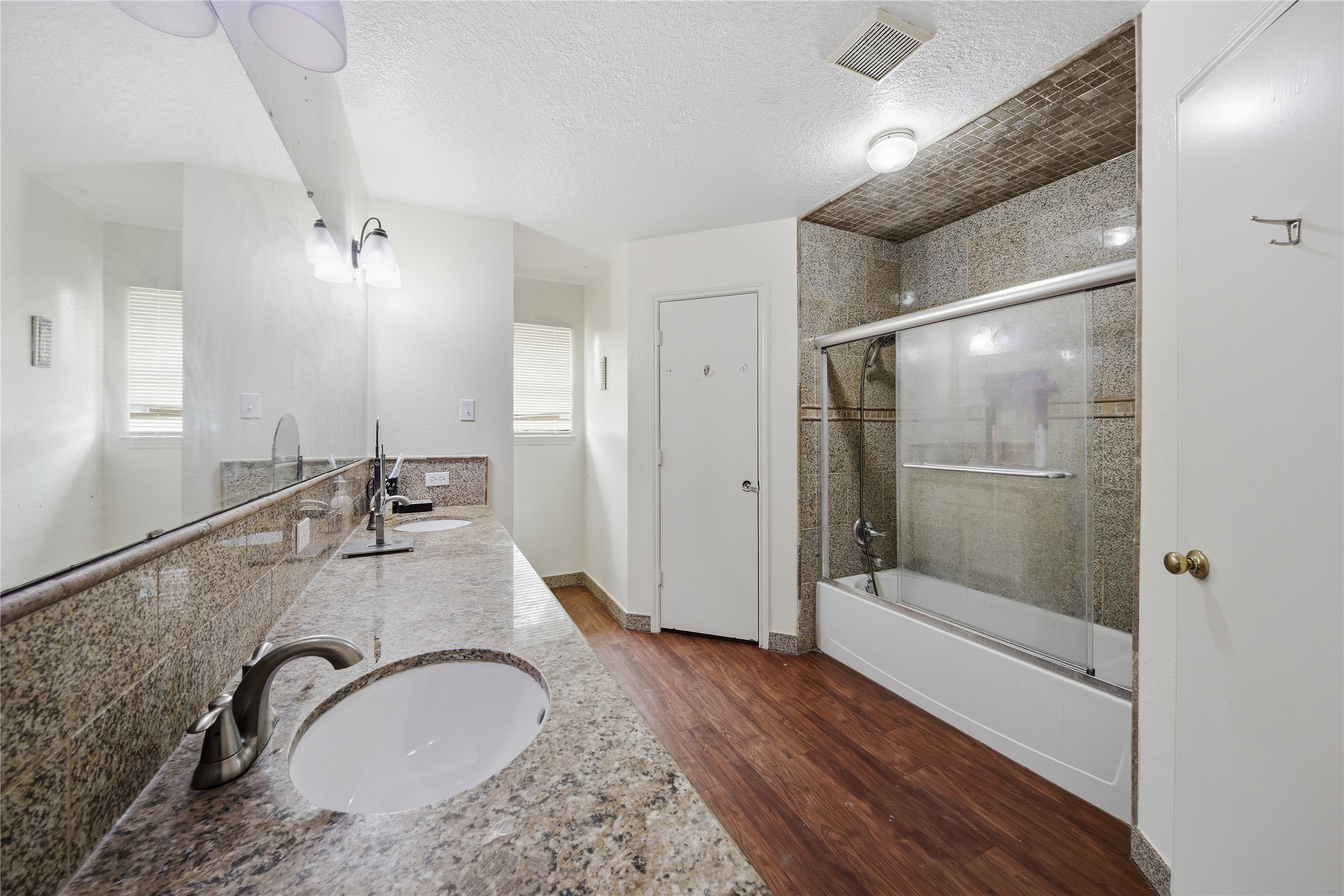 4606 Terrell Street Houston, TX 77093 - Photo 19 of 41 Primary Bathroom