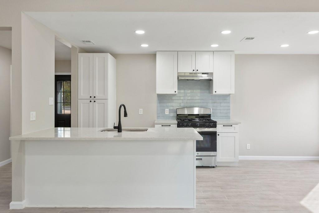 9604 Crown Ridge Road Austin, TX 78753 - Photo 6 of 24 A well-appointed kitchen showcasing a pristine island and contemporary appliances.