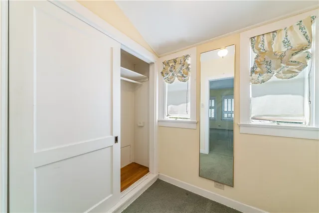 a view of entryway with window