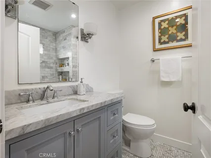 a en suite bathroom with a double vanity sink and a mirror