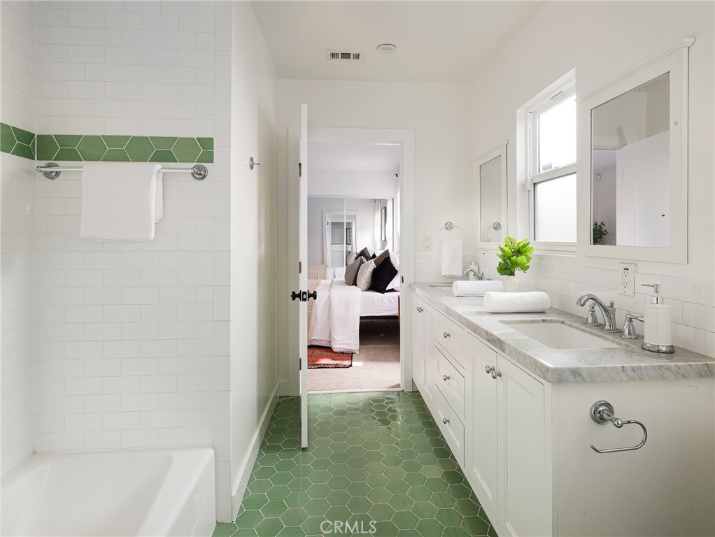 1110 Queen Anne Place Los Angeles, CA 90019 - Photo 40 of 61