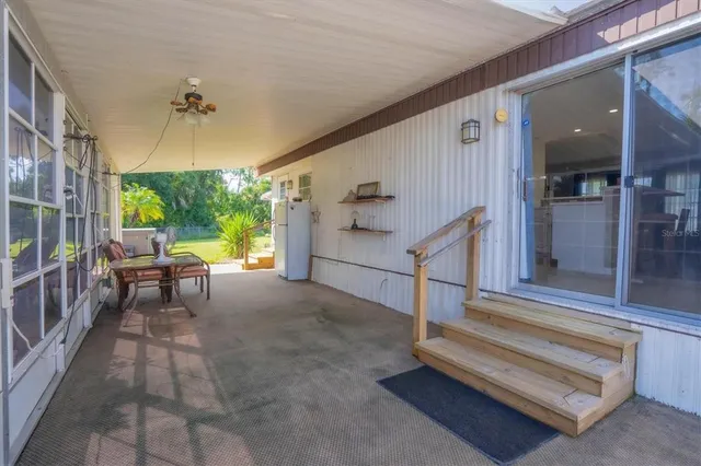 a view of a back yard