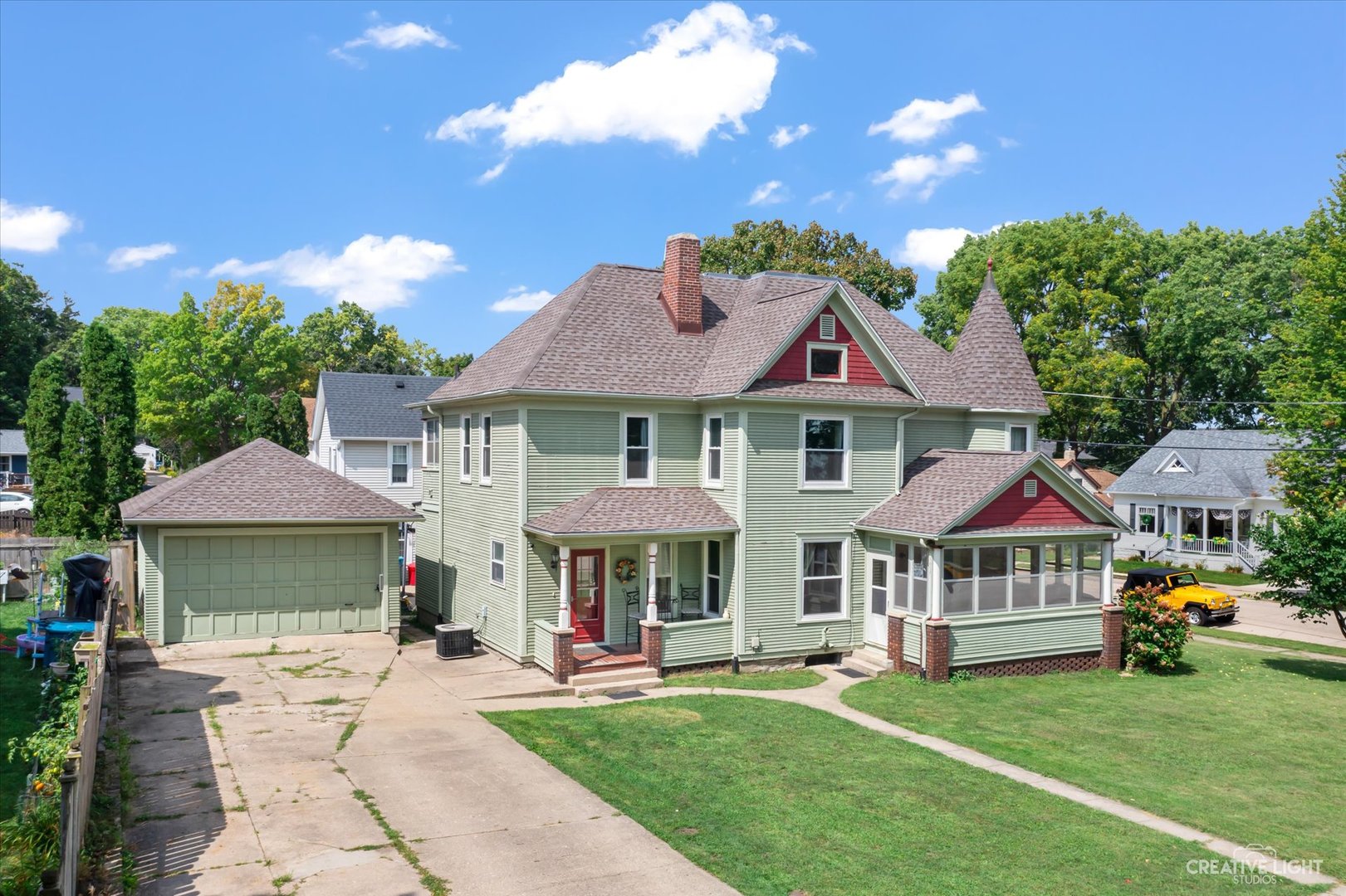 322 East 3rd Street Dixon, IL 61021 - Photo 27 of 30 a front view of a house with garden