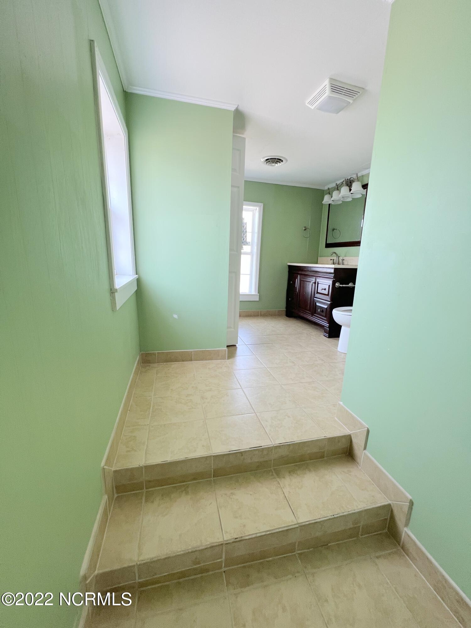 297 Community Road Davis, NC 28524 - Photo 13 of 38 2nd Floor Bath