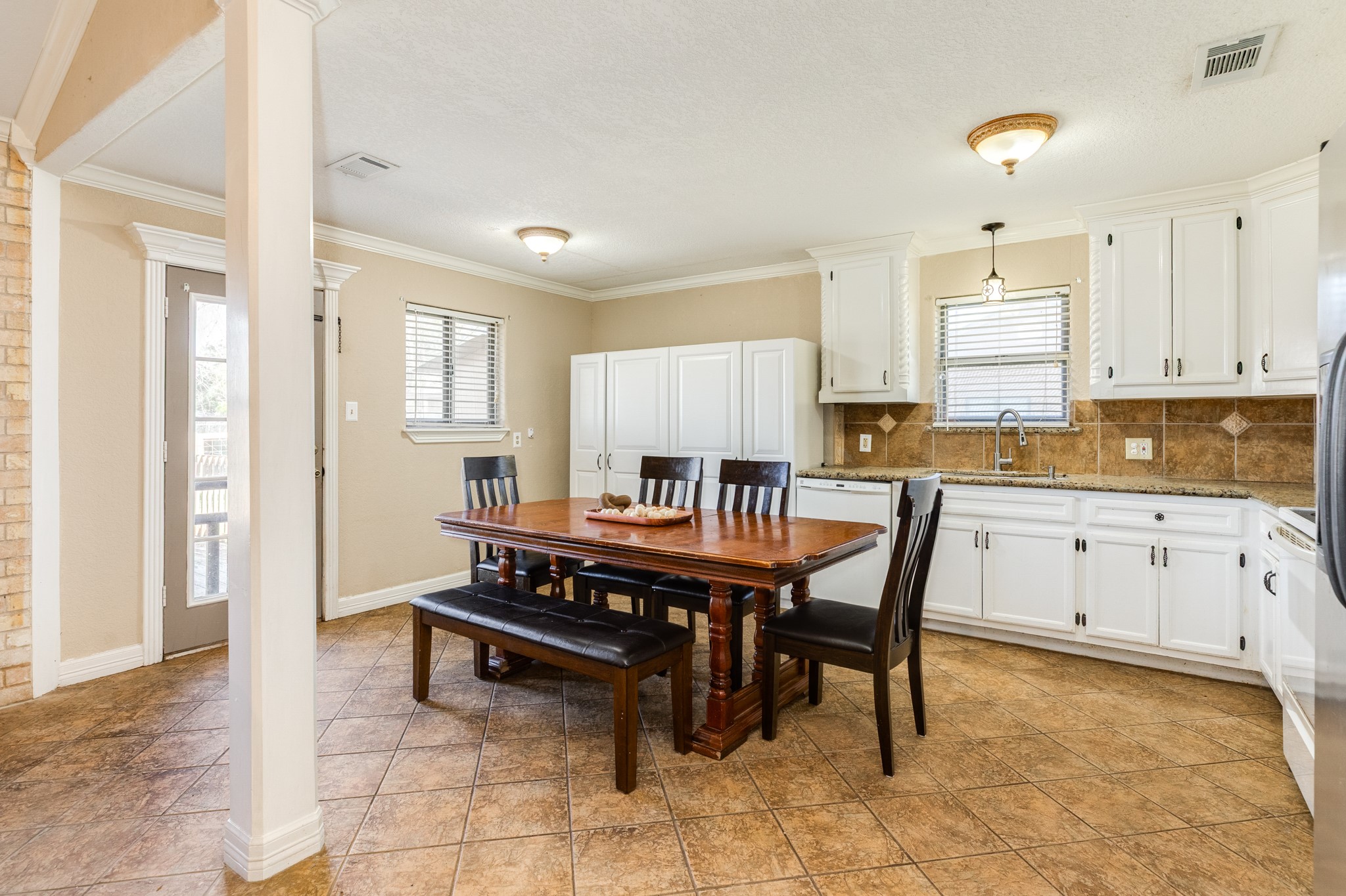 1112 West Mulberry Street Angleton, TX 77515 - Photo 4 of 20