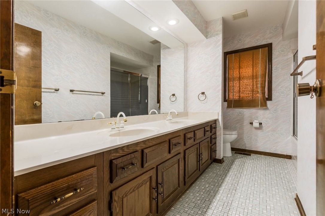 5180 Etna Road Columbus, OH 43213 - Photo 33 of 50 2nd level shared bathroom