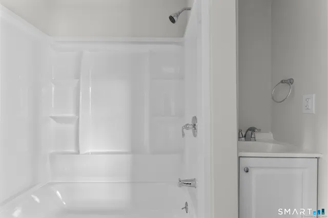 $1,900 | 16 Oak Street, Norwich, CT 06360