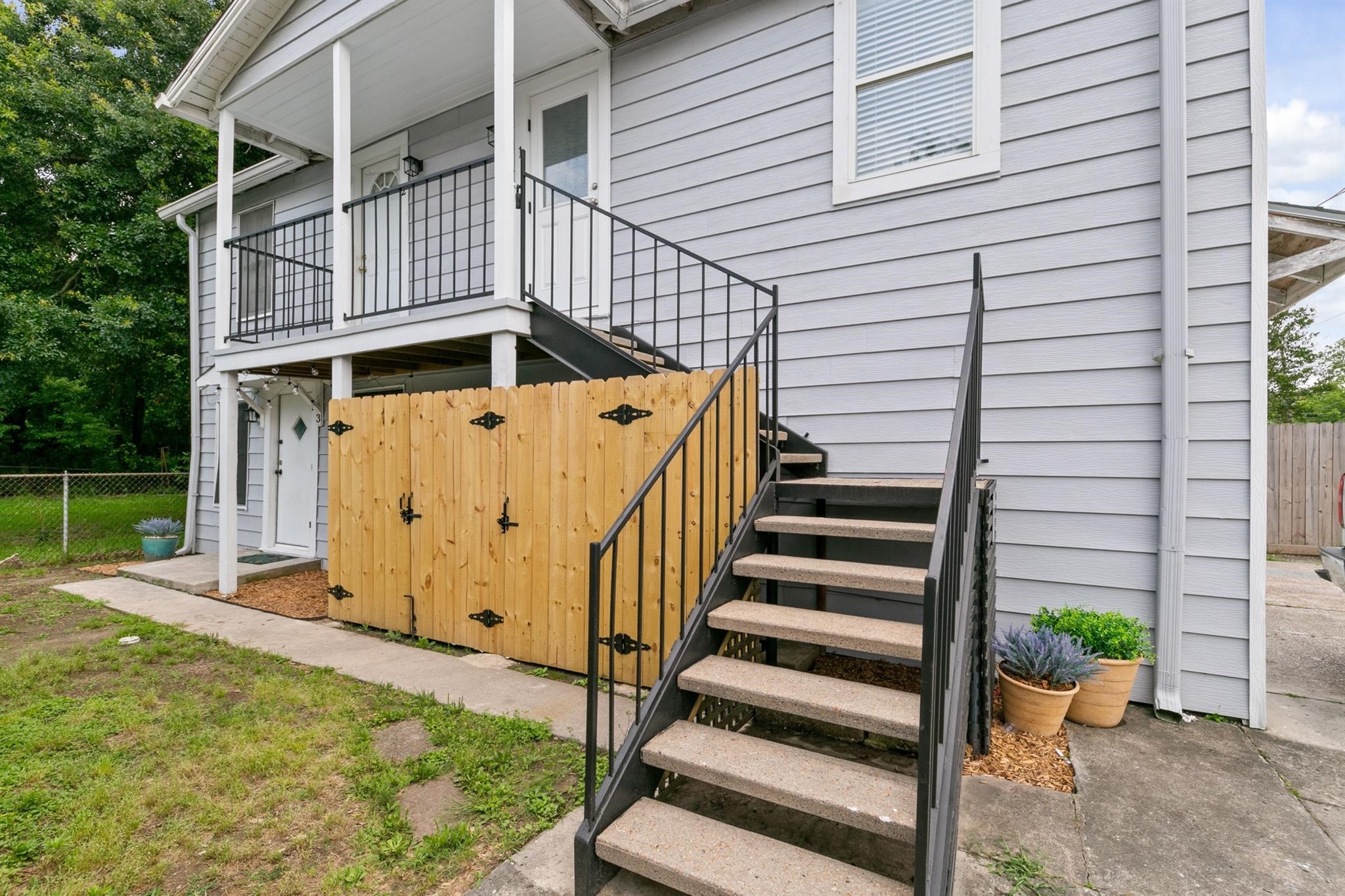 a view of a house with backyard and sitting area