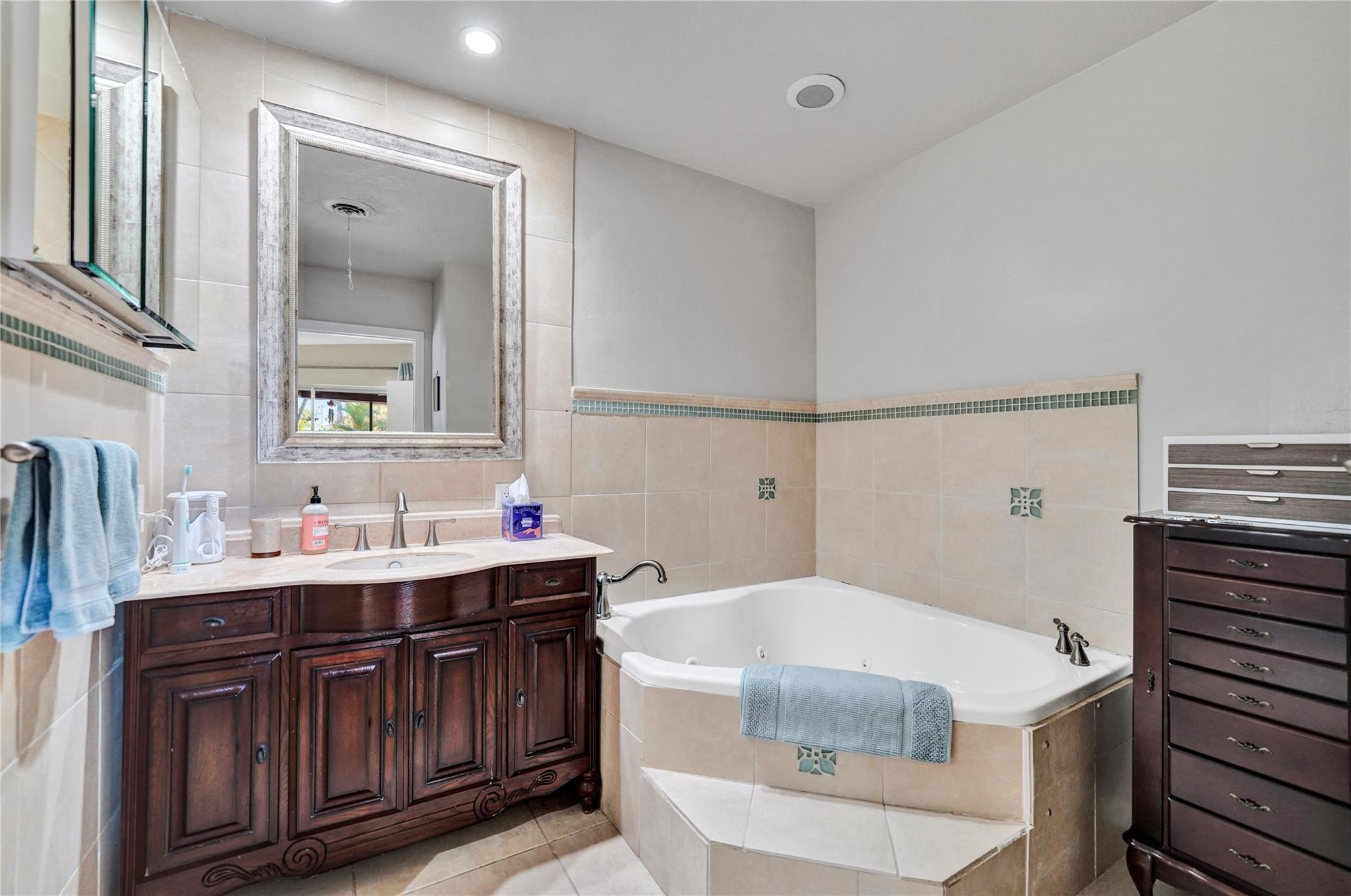 4060 Northeast 26th Avenue Lighthouse Point, FL 33064 - Photo 25 of 34 Primary Bathroom