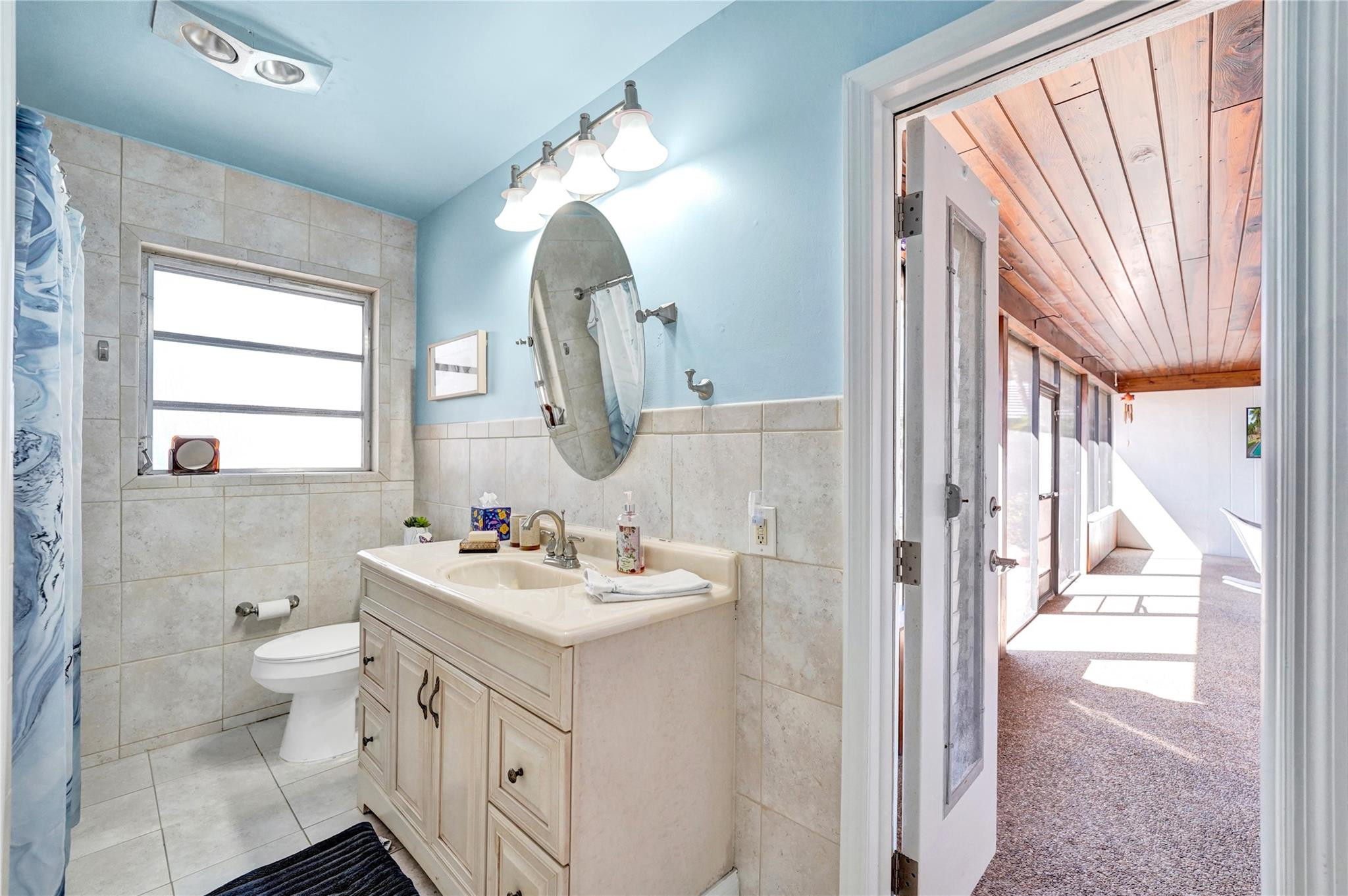 4060 Northeast 26th Avenue Lighthouse Point, FL 33064 - Photo 32 of 34 Guest Bathroom