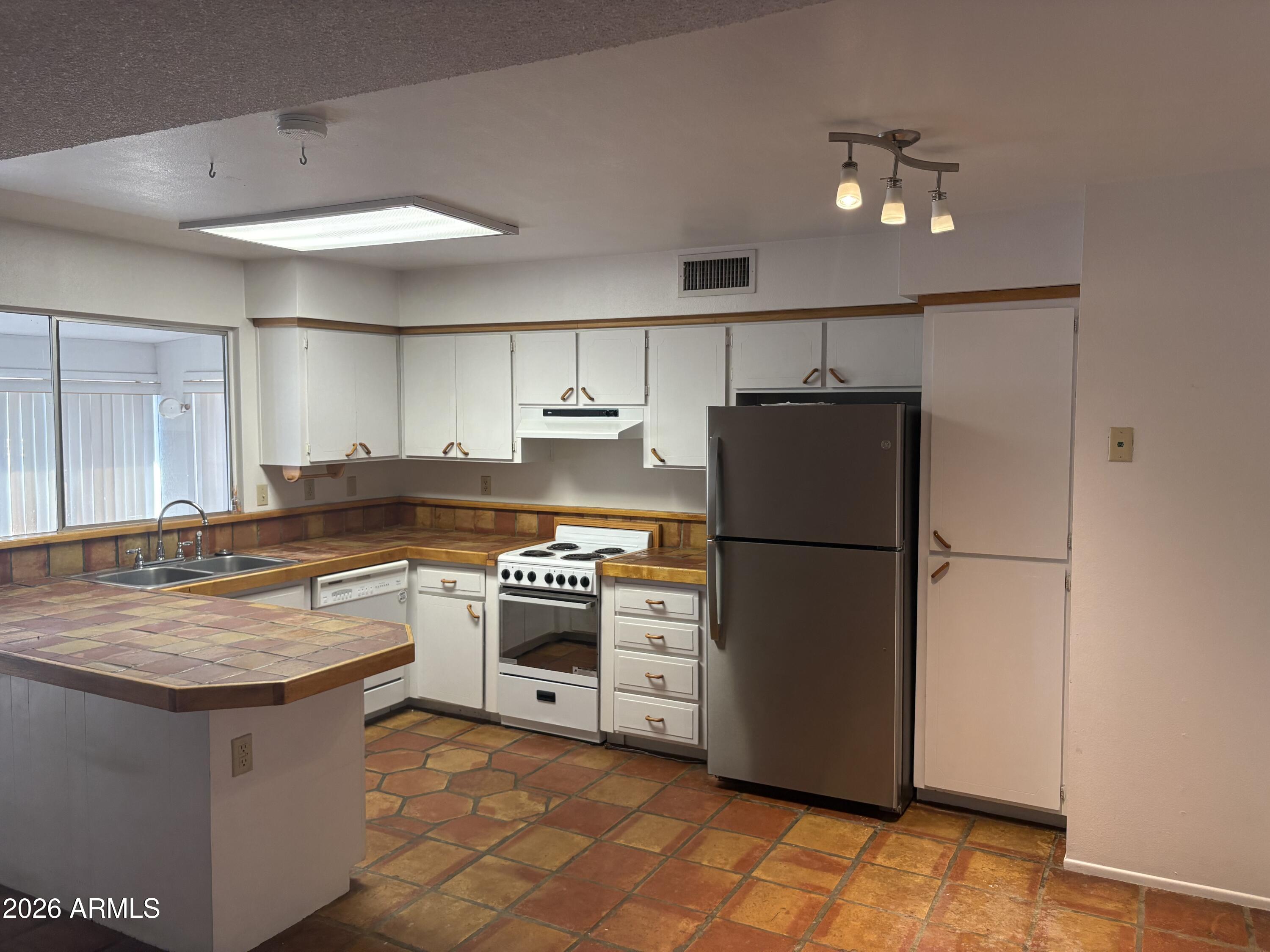 2020 East Rice Drive Tempe, AZ 85283 - Photo 3 of 17 IMG_2362