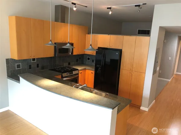 $2,000 | 17 West Mercer Street, Unit 219, Seattle, WA 98119