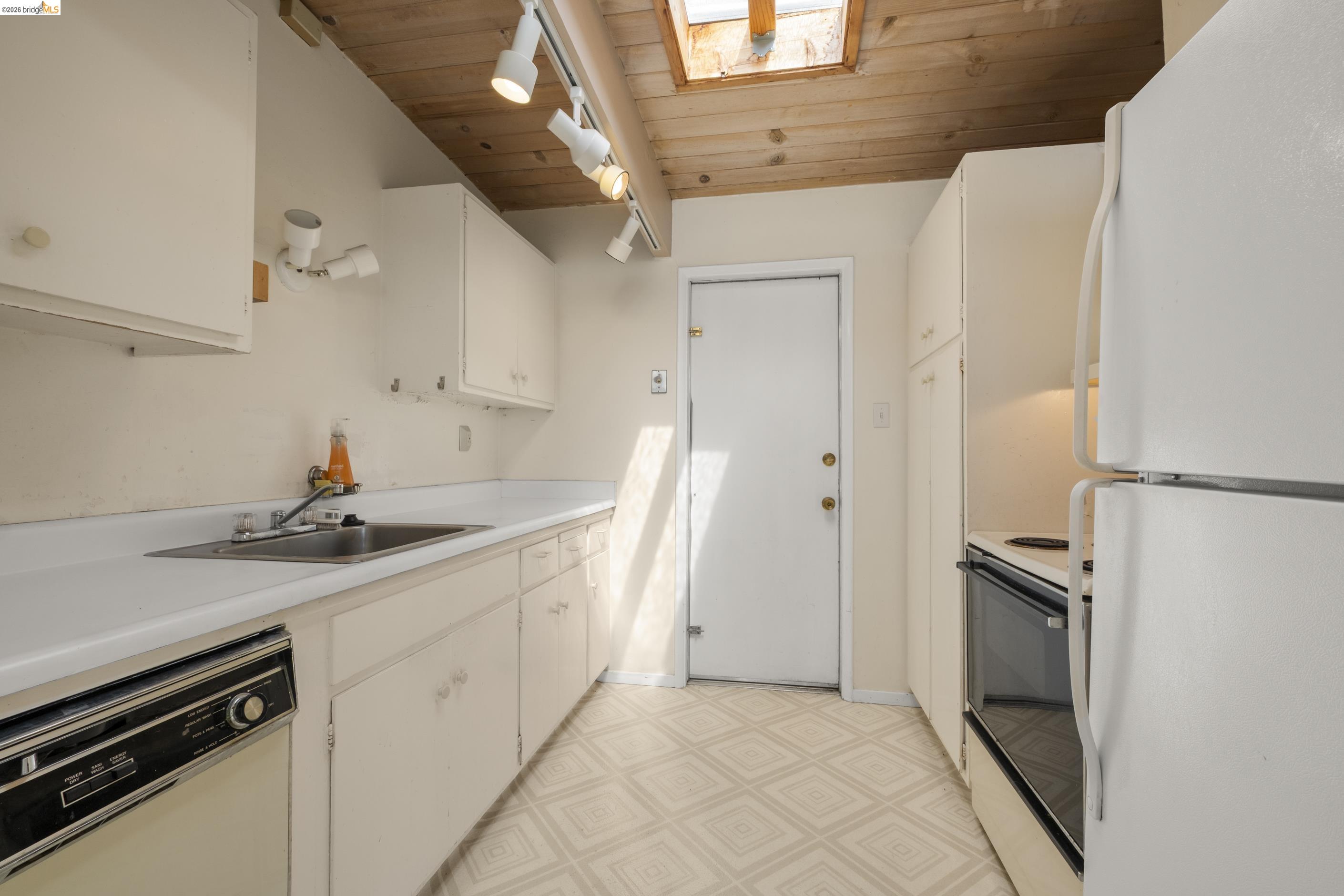7279 Snake Road Oakland, CA 94611 - Photo 8 of 50