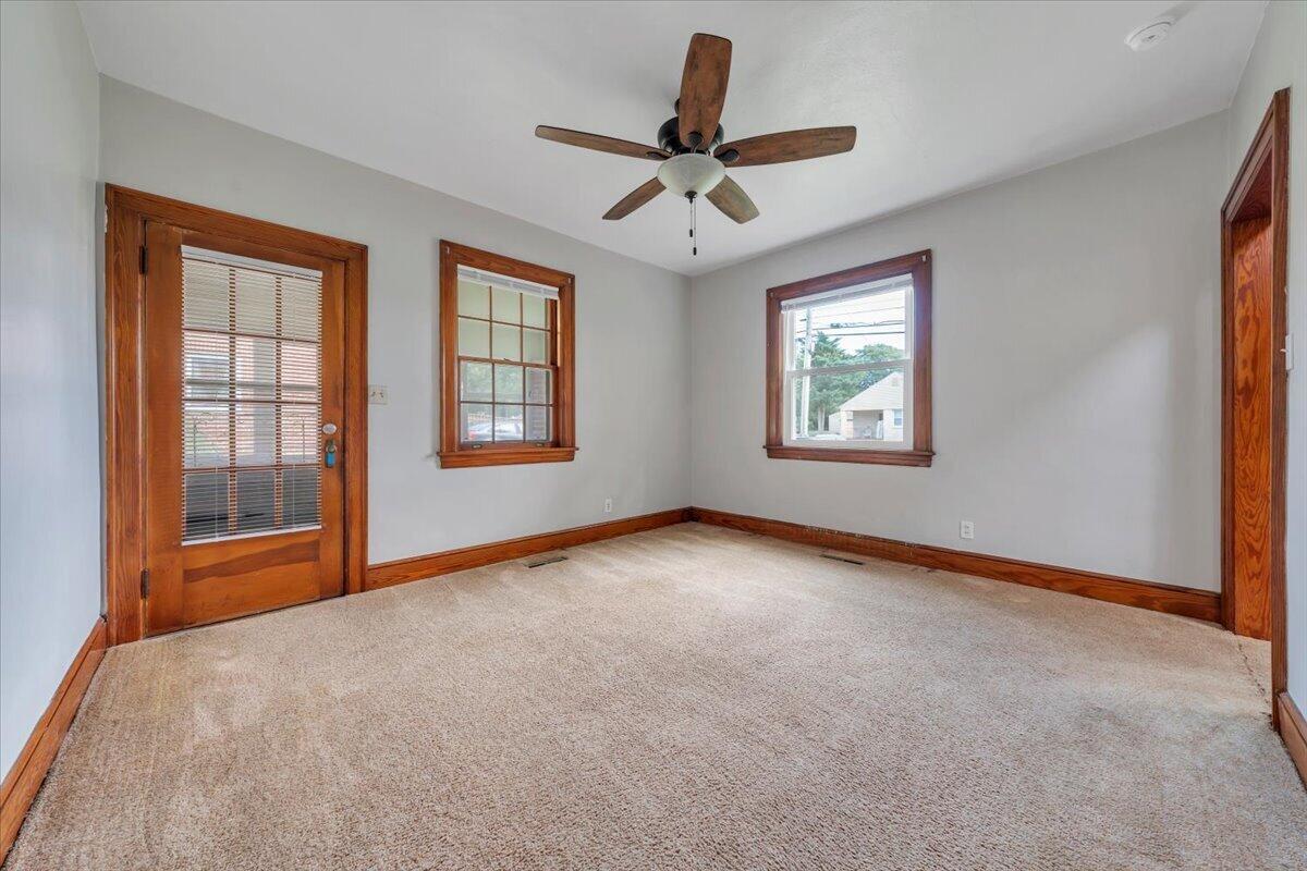 408 Liberty Road Northeast Roanoke, VA 24012 - Photo 9 of 37 09-MIB04182