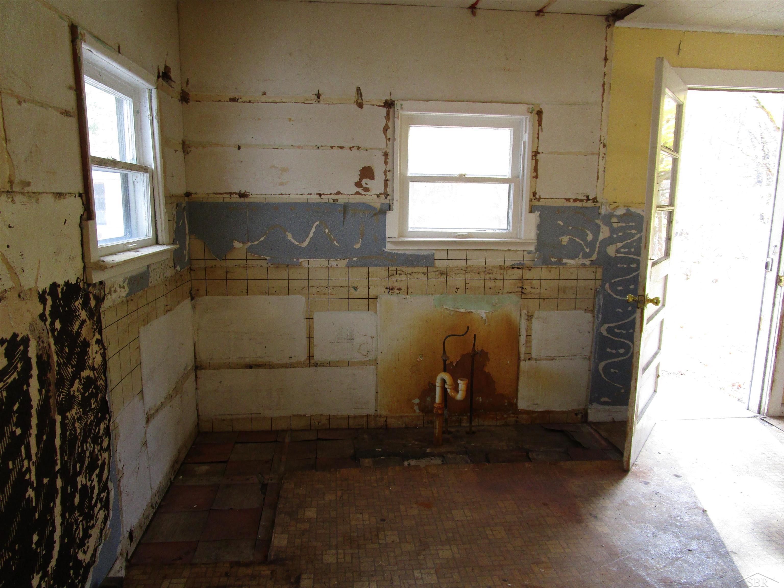 9875 Midland Road Freeland, MI 48623 - Photo 8 of 25 50094252-7.JPG