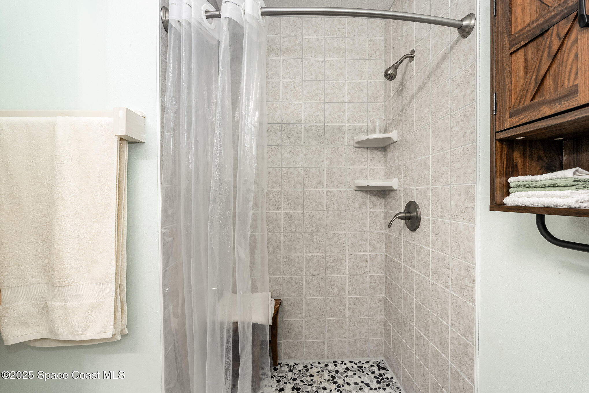 6786 U.S. Rte 1 Mims, FL 32754 - Photo 15 of 33 a bathroom with a shower