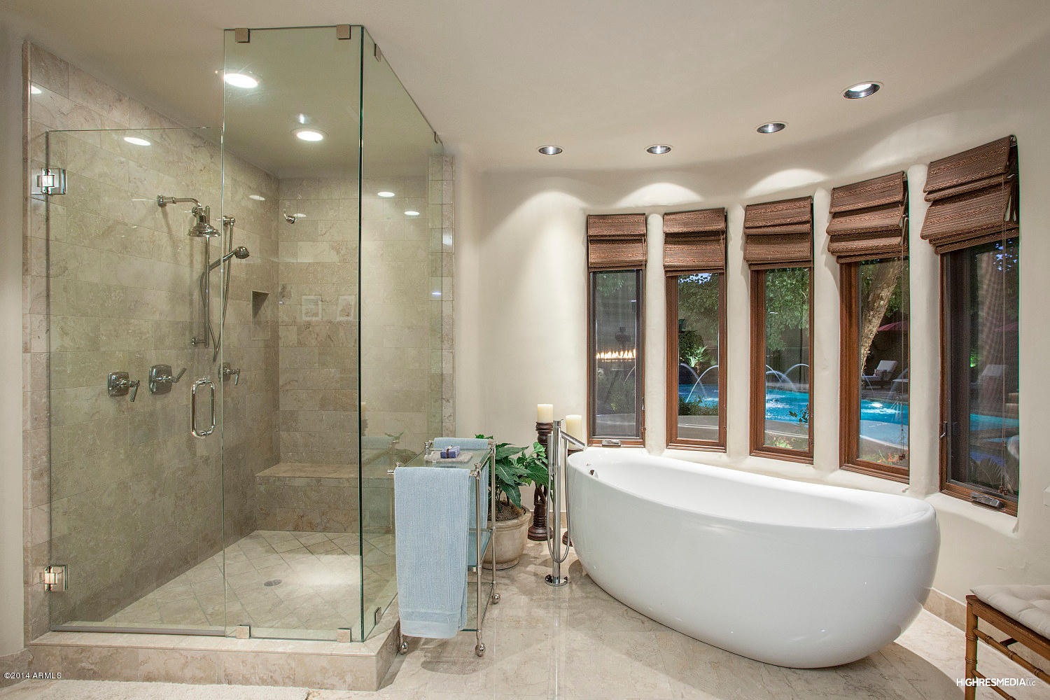 07 Her Master Shower and Tub