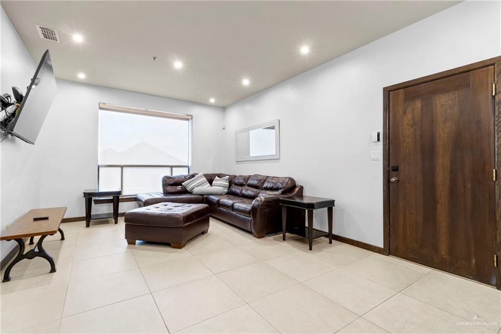 813 Travis Street, Unit 419 Mission, TX 78572 - Photo 8 of 25