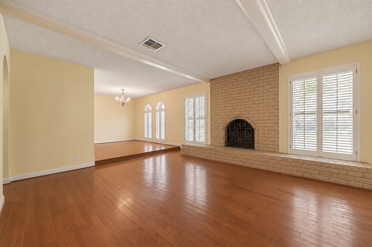 5815 Theall Road Houston, TX 77066 - Photo 5 of 36 Blank slate- all furniture removed so you can see the full layout.